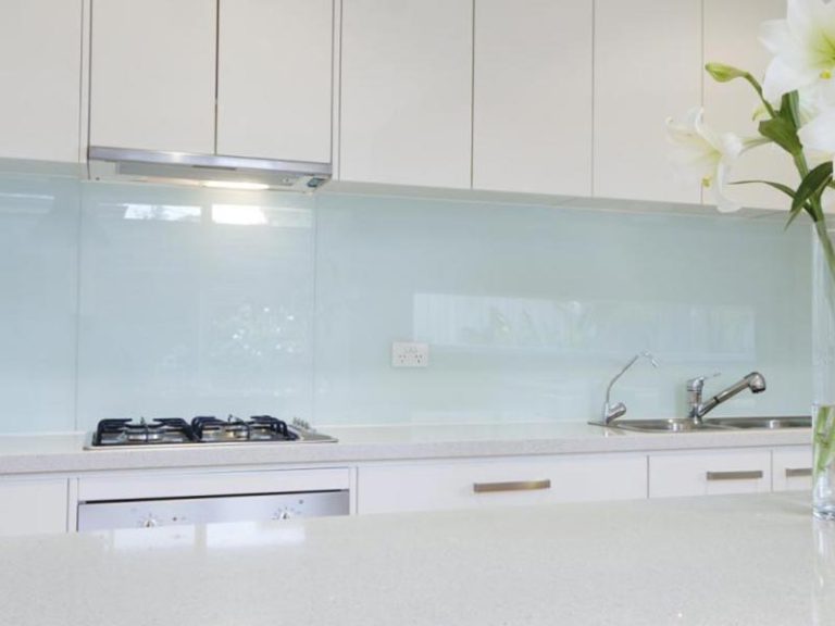 شیشه بین کابینتی