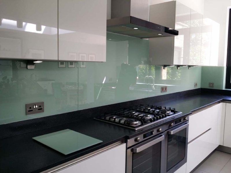 شیشه بین کابینتی